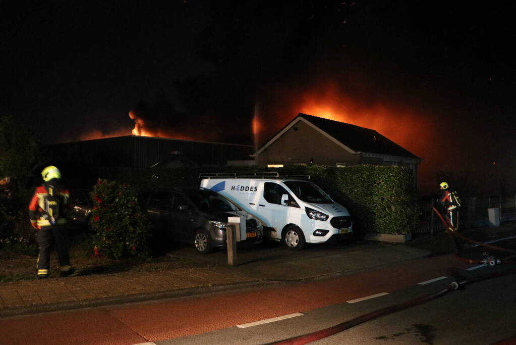 Grote vlammen bij uitslaande brand in woning