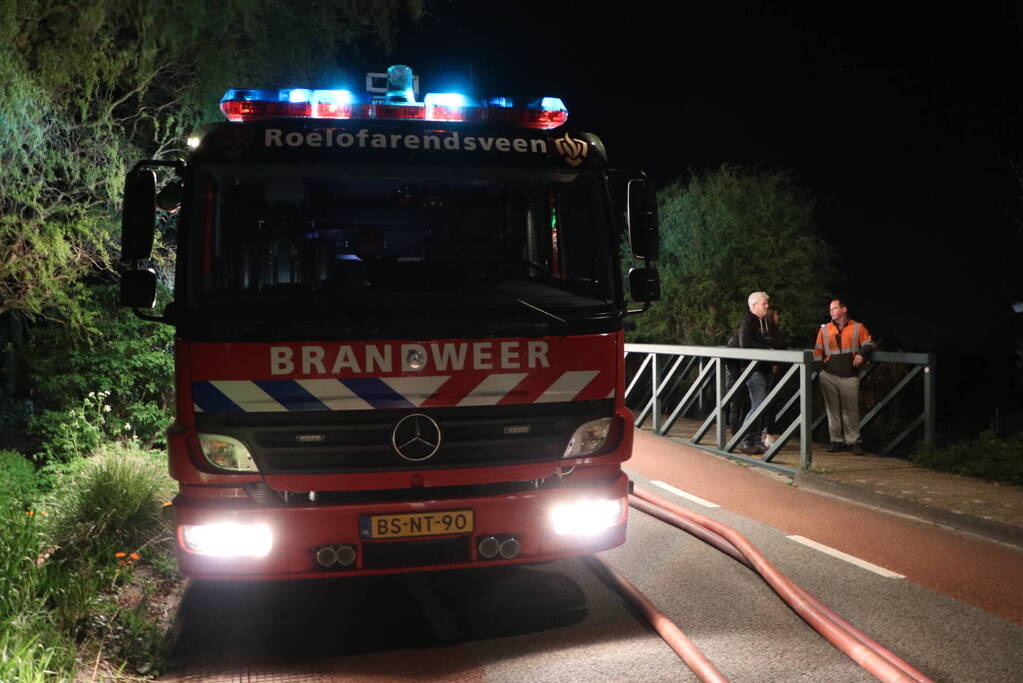 Grote vlammen bij uitslaande brand in woning