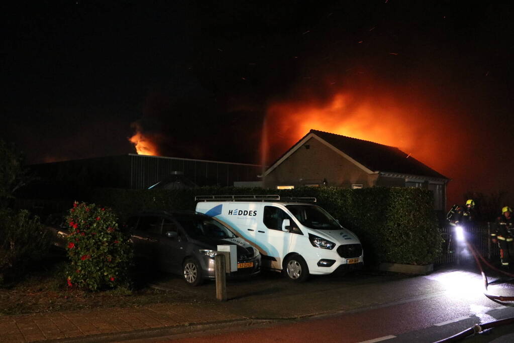 Grote vlammen bij uitslaande brand in woning