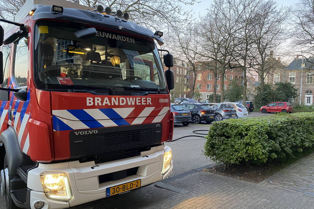 Geparkeerd auto verwoest vanwege brand