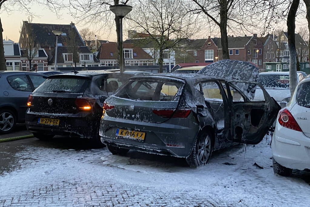 Geparkeerd auto verwoest vanwege brand