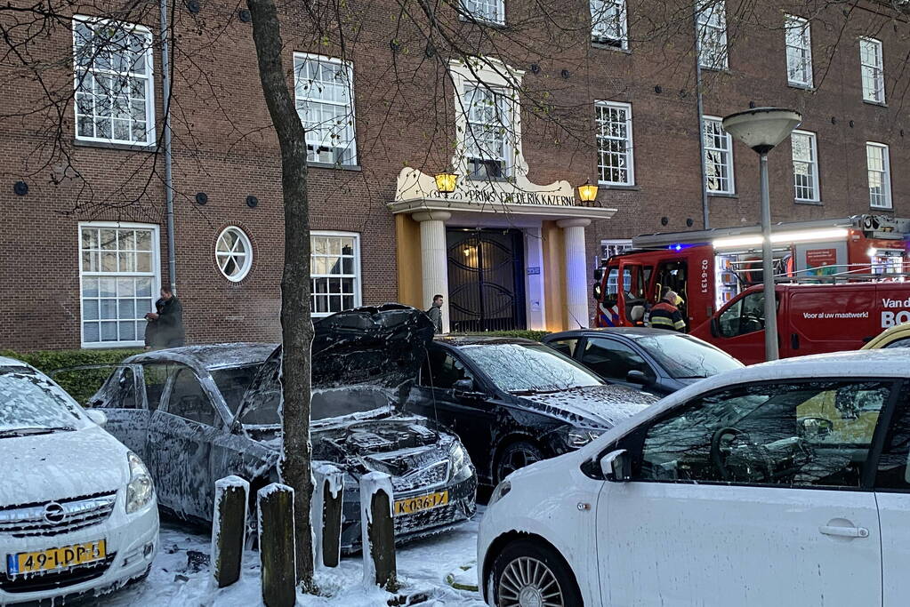 Geparkeerd auto verwoest vanwege brand