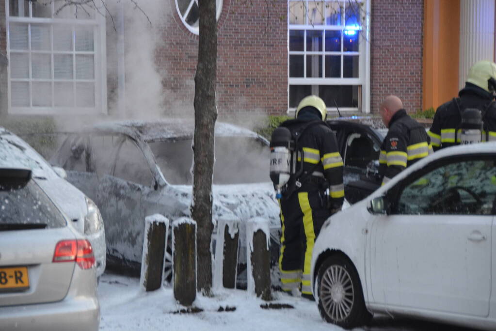 Geparkeerd auto verwoest vanwege brand