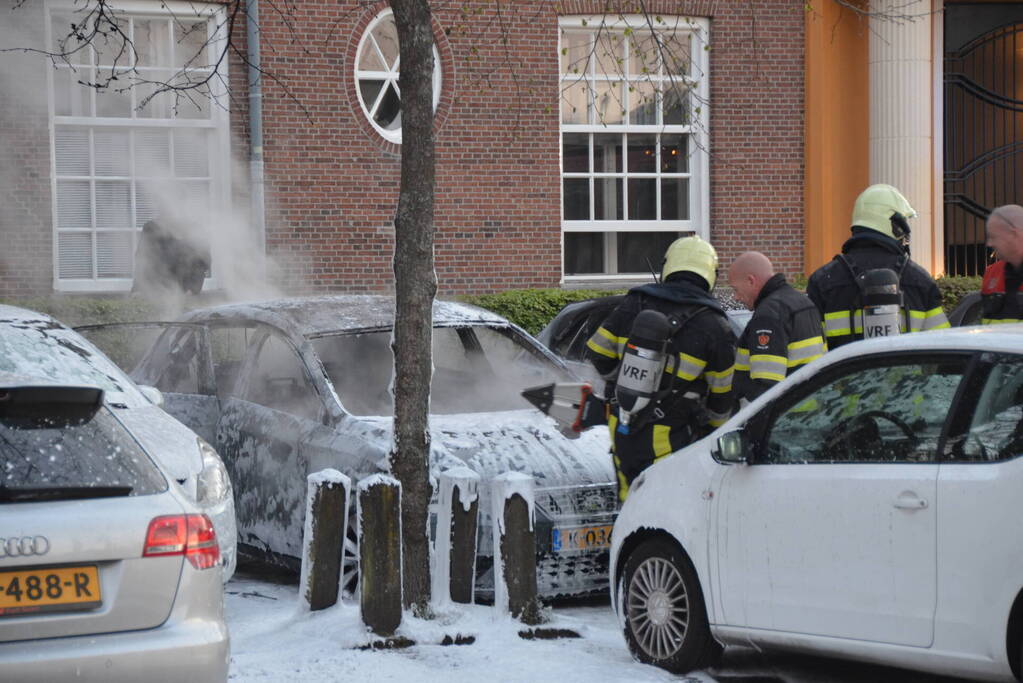 Geparkeerd auto verwoest vanwege brand