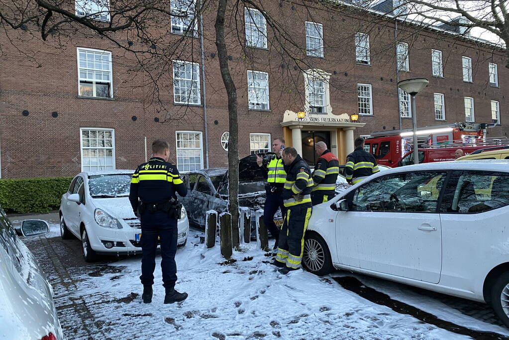 Geparkeerd auto verwoest vanwege brand