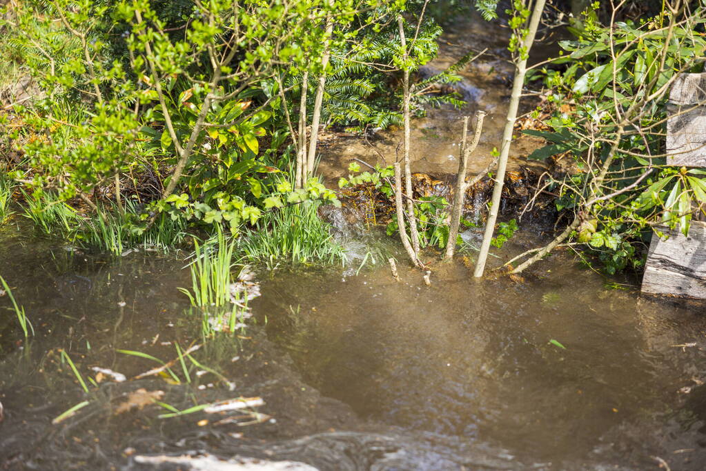 Waterleiding geraakt tijdens plaatsen van groentekas