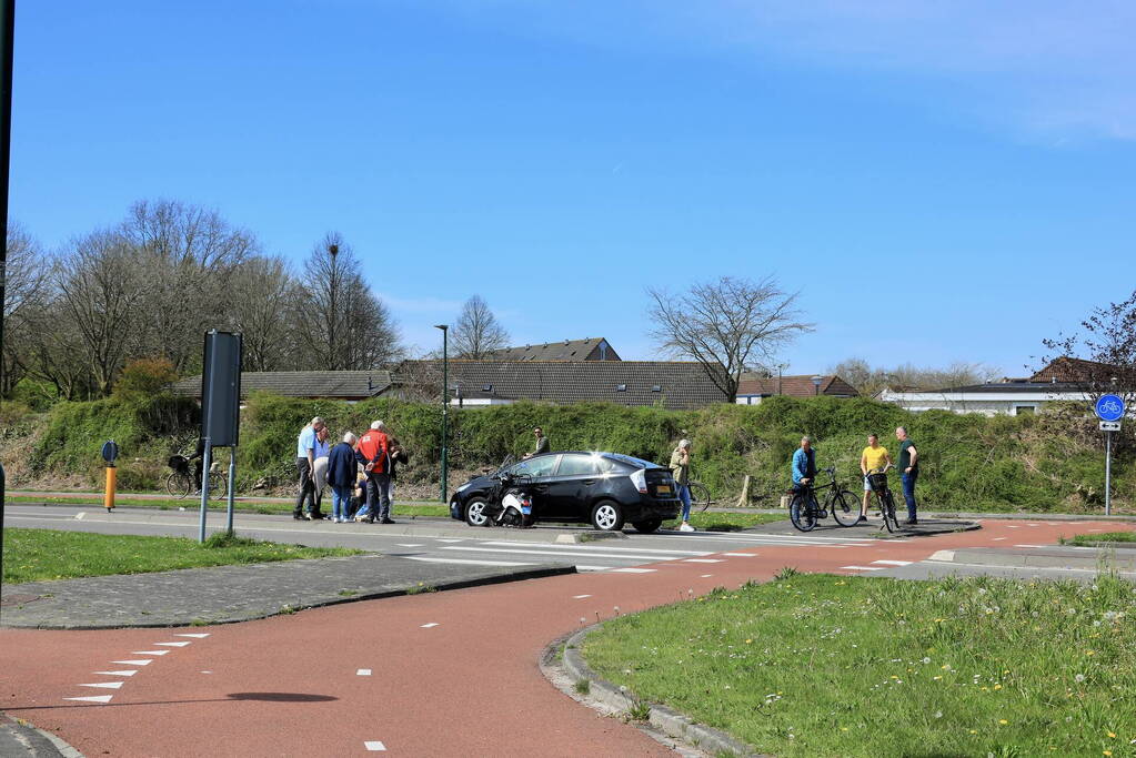 Twee dames op een scooter aangereden door auto