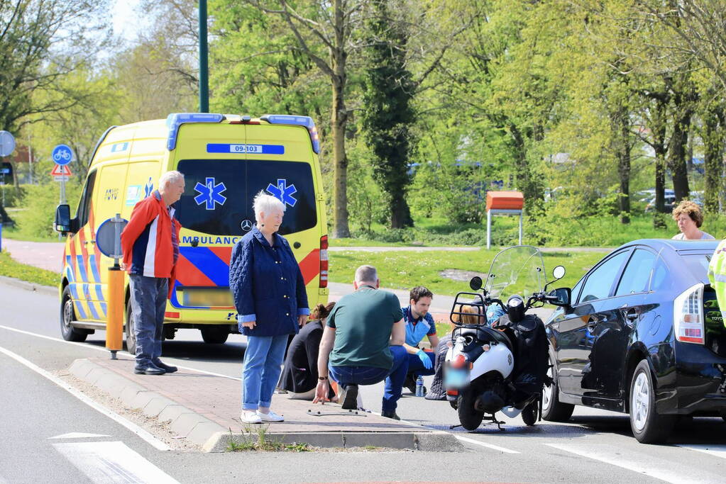 Twee dames op een scooter aangereden door auto