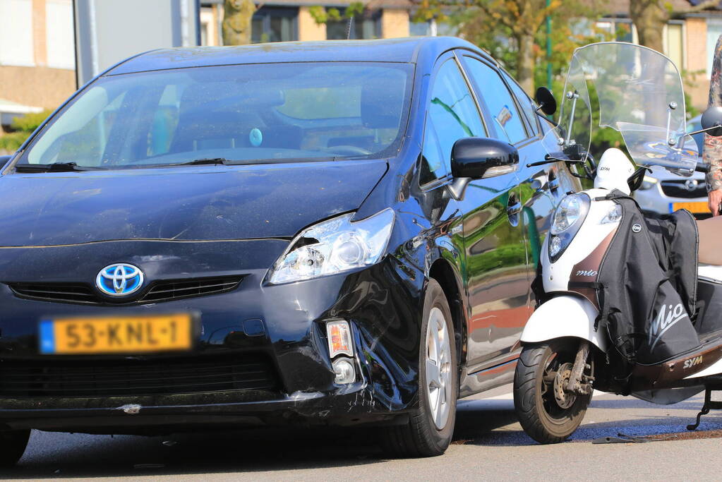 Twee dames op een scooter aangereden door auto