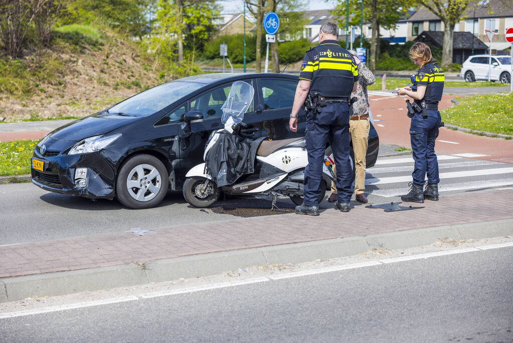 Twee dames op een scooter aangereden door auto
