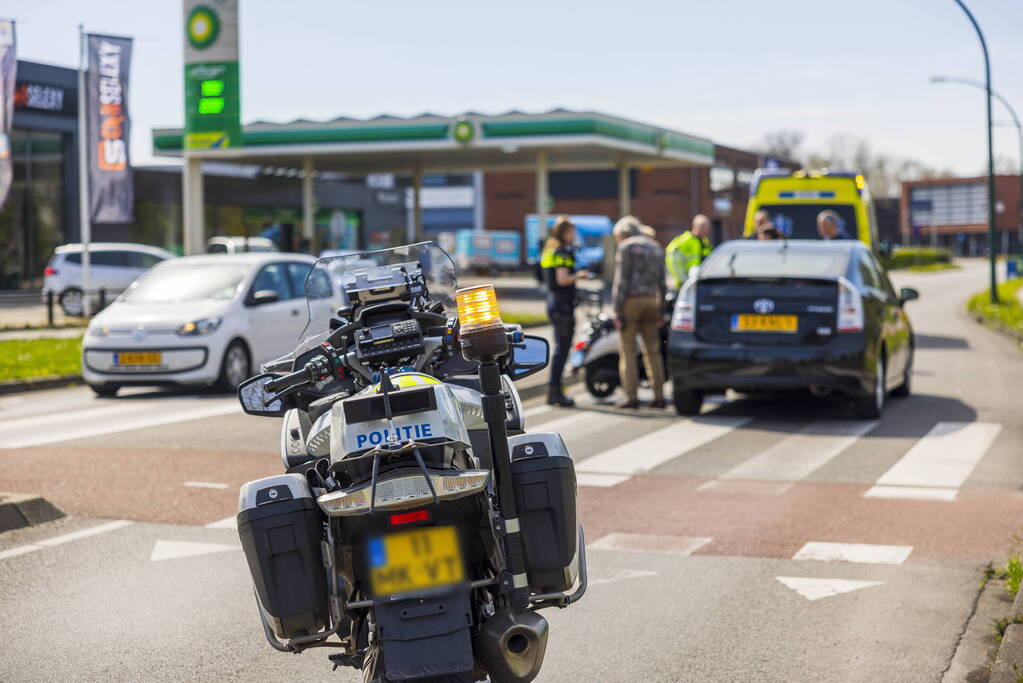 Twee dames op een scooter aangereden door auto