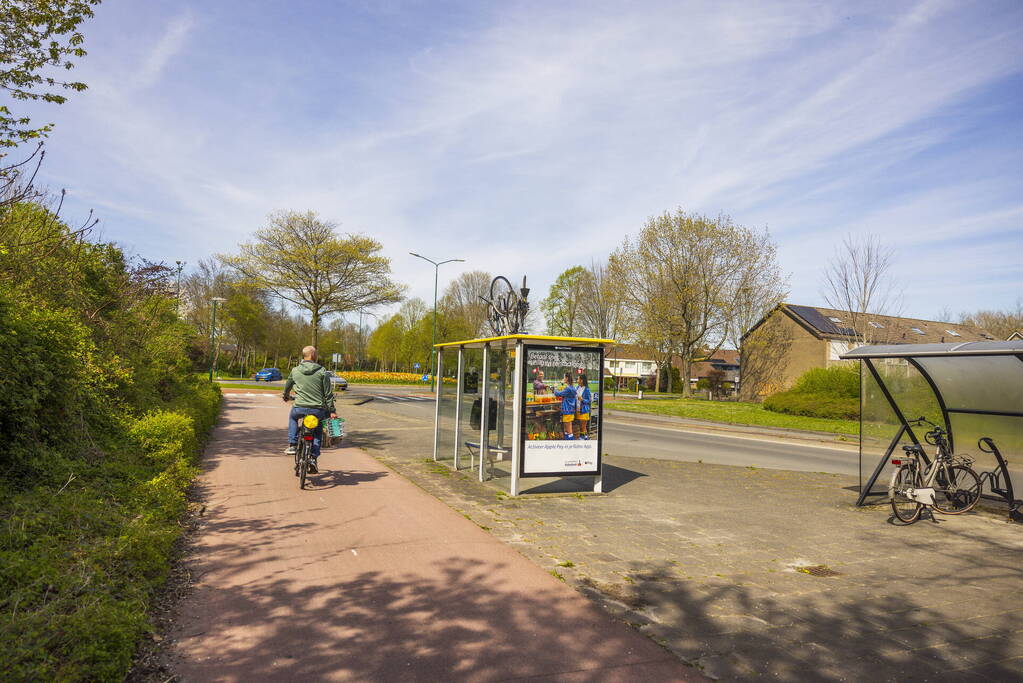 Fietsen op bushokjes geplaatst