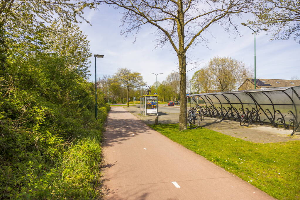 Fietsen op bushokjes geplaatst