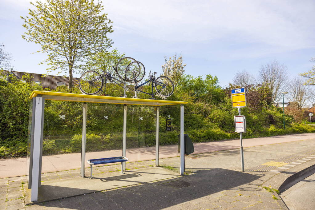 Fietsen op bushokjes geplaatst