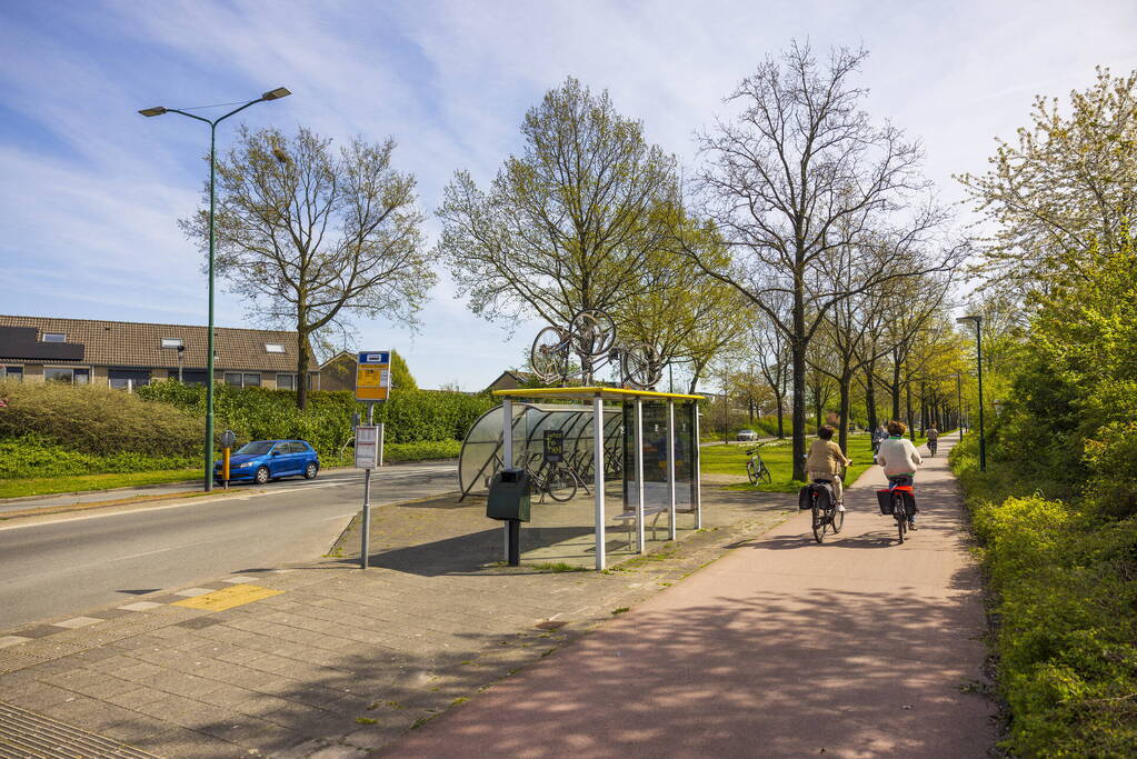 Fietsen op bushokjes geplaatst