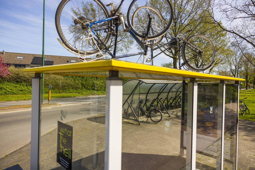 Fietsen op bushokjes geplaatst