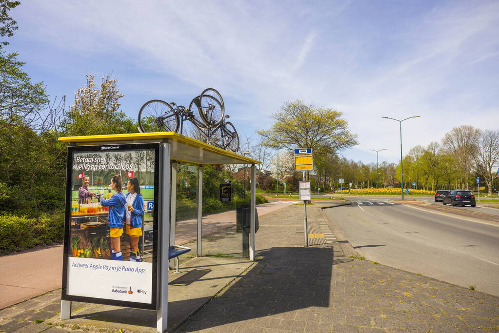 Fietsen op bushokjes geplaatst
