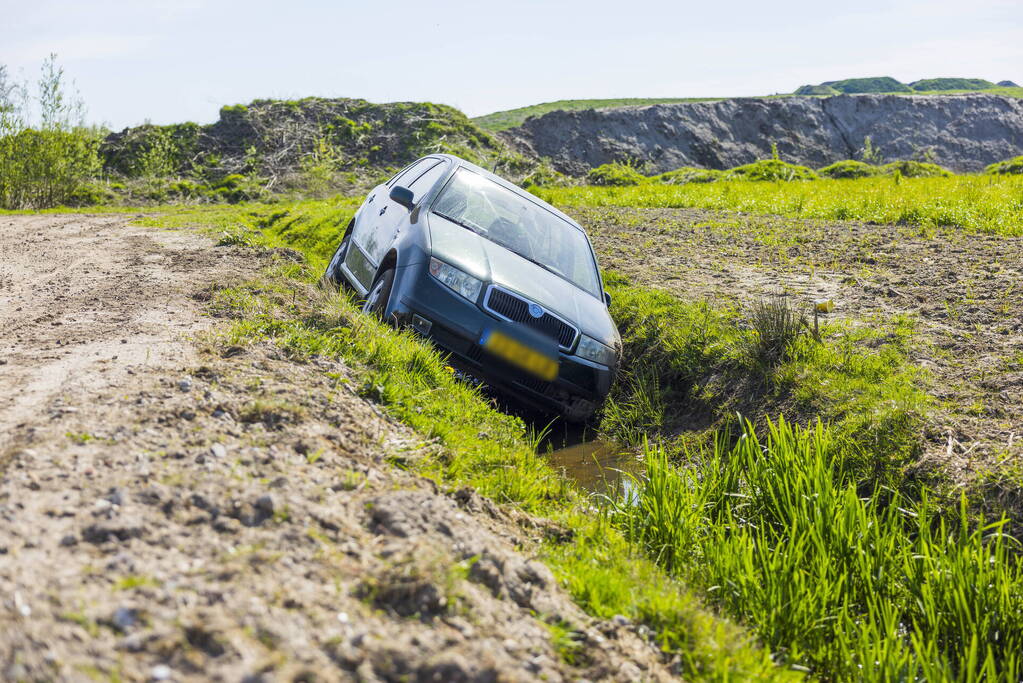 Auto belandt in greppel op bouwterrein Laak-Zuid