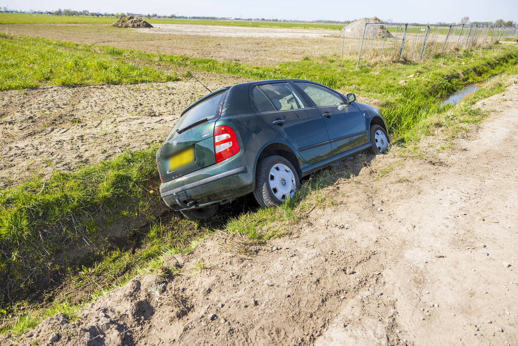 Auto belandt in greppel op bouwterrein Laak-Zuid