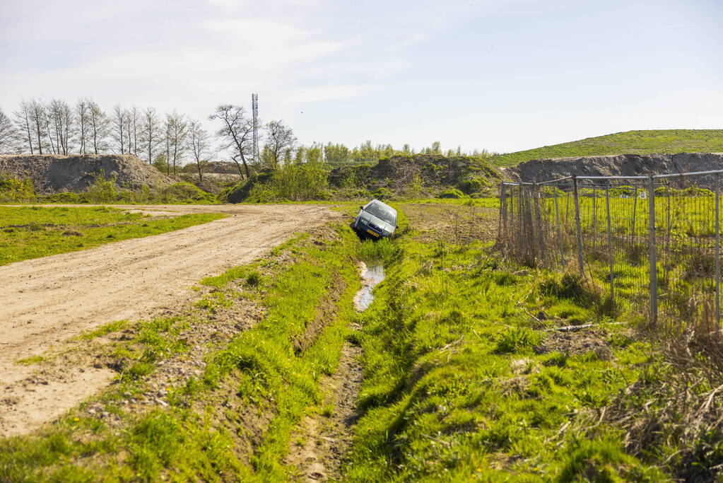 Auto belandt in greppel op bouwterrein Laak-Zuid