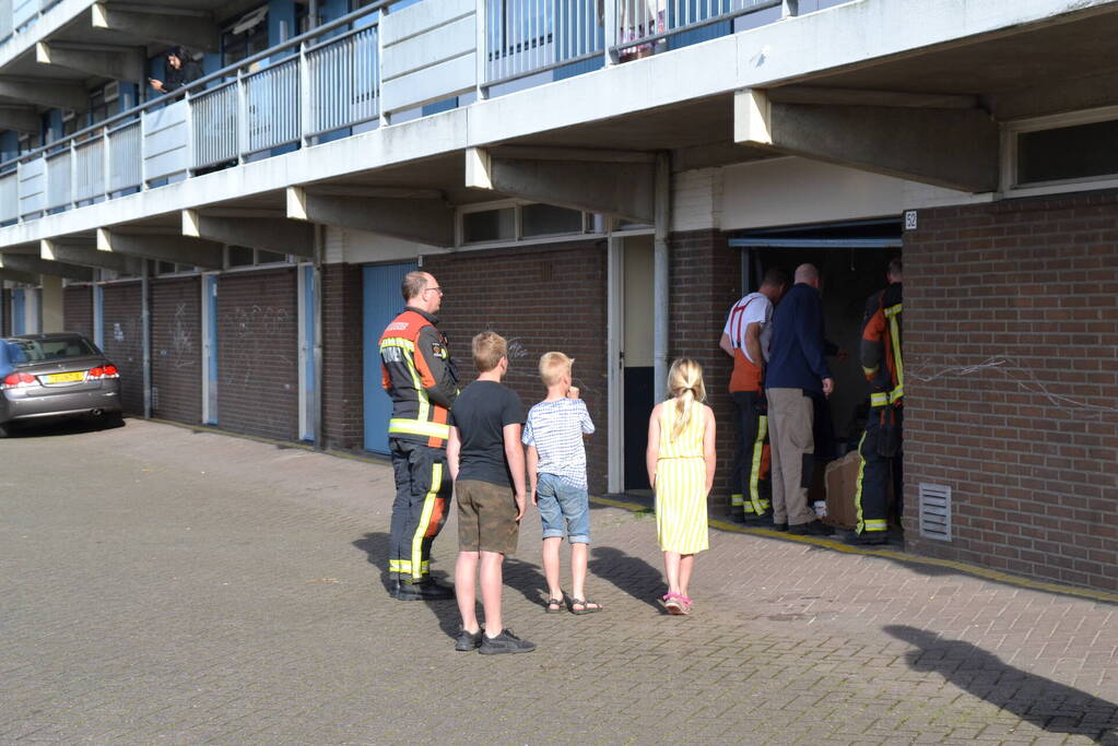 Brandweer onderzoekt benzinelucht in berging
