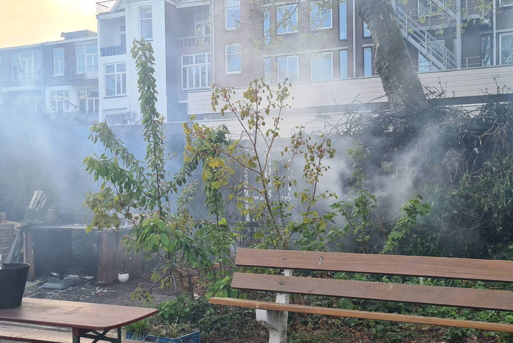 Veel rook bij brand in heg