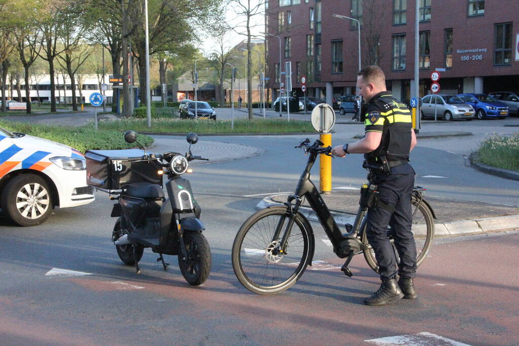 Fietser en scooterrijder botsen bij rotonde