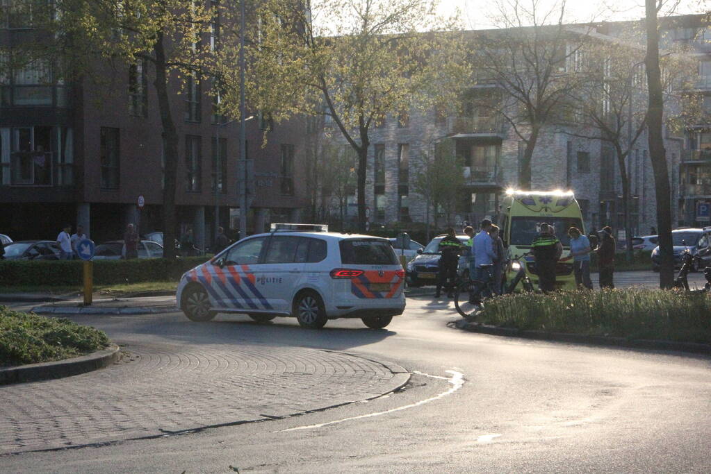 Fietser en scooterrijder botsen bij rotonde
