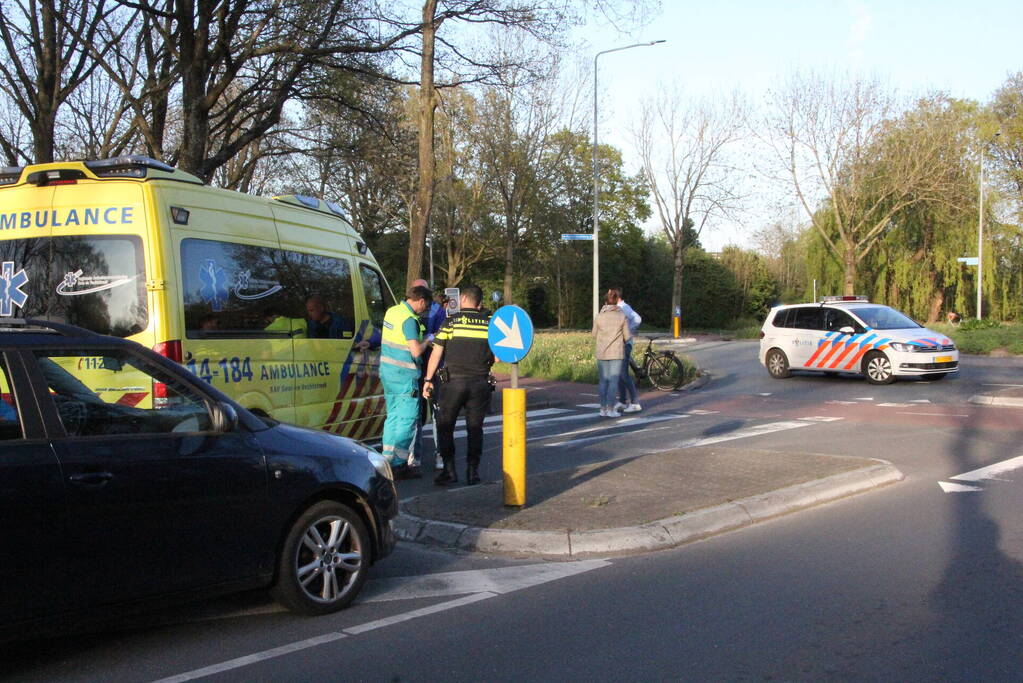 Fietser en scooterrijder botsen bij rotonde