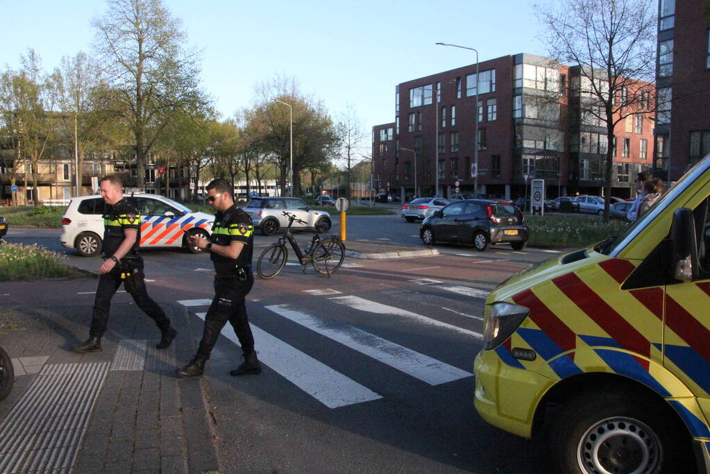 Fietser en scooterrijder botsen bij rotonde