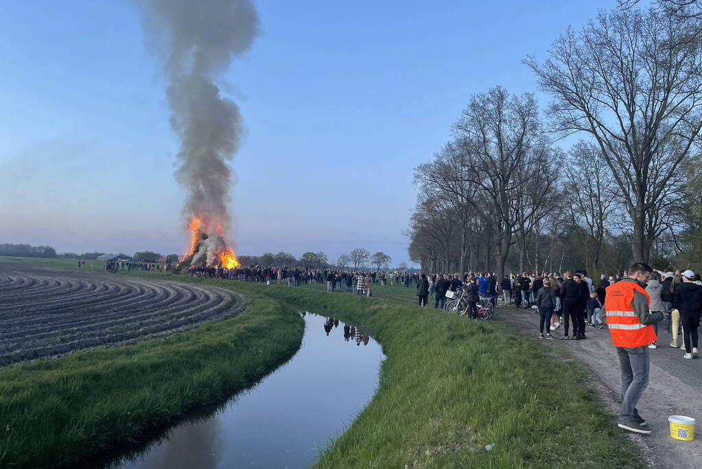 Grote drukte bij paasvuur