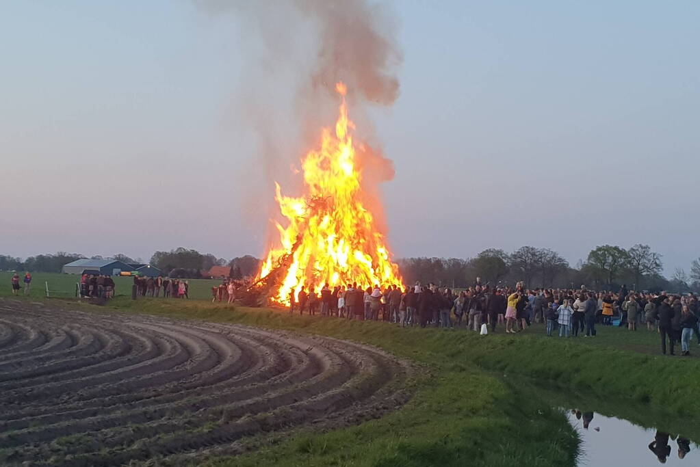 Grote drukte bij paasvuur