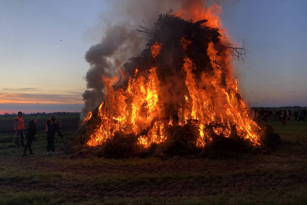 Grote drukte bij paasvuur
