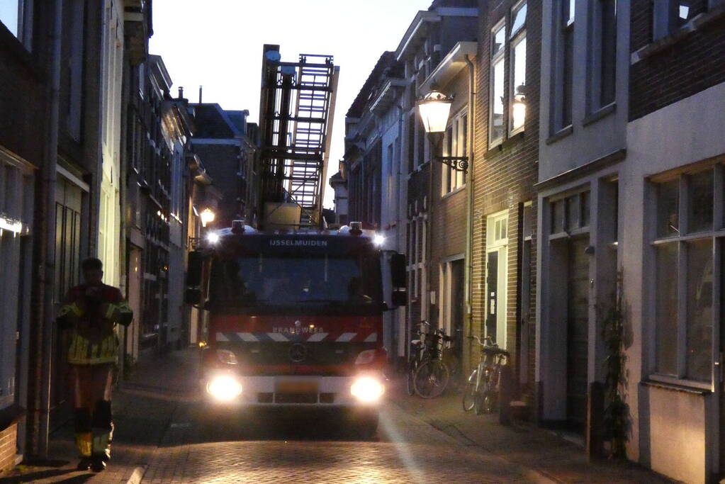 Brandweer haalt kat van dak