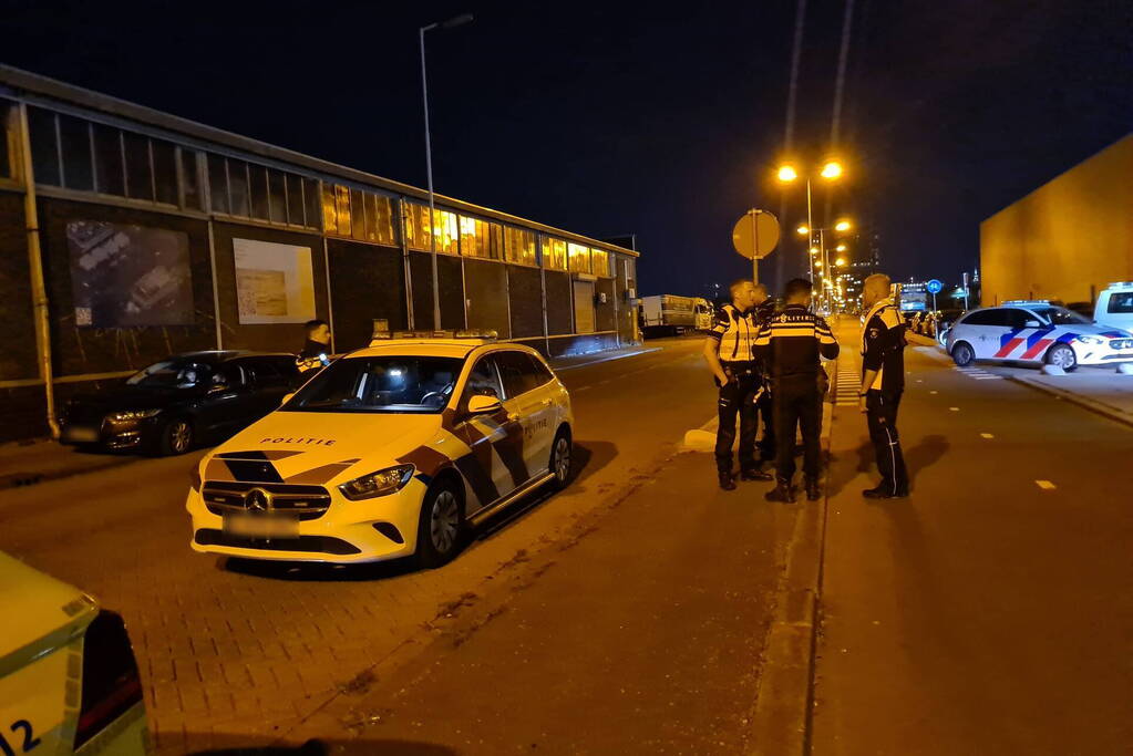 Auto met twee inzittenden de Merwedehaven ingereden