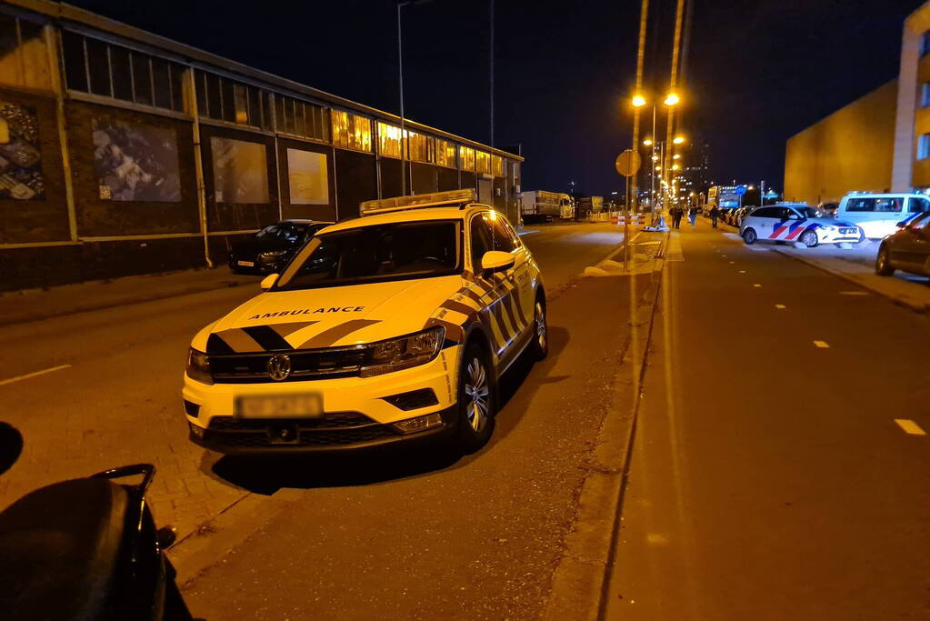 Auto met twee inzittenden de Merwedehaven ingereden