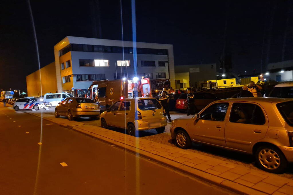 Auto met twee inzittenden de Merwedehaven ingereden