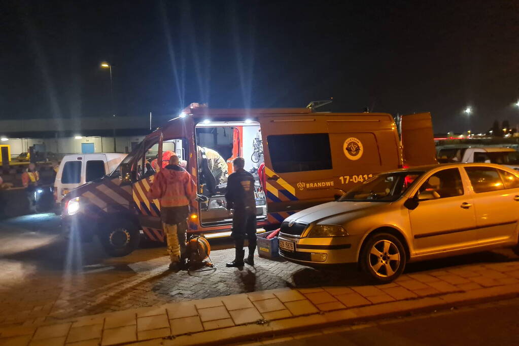 Auto met twee inzittenden de Merwedehaven ingereden