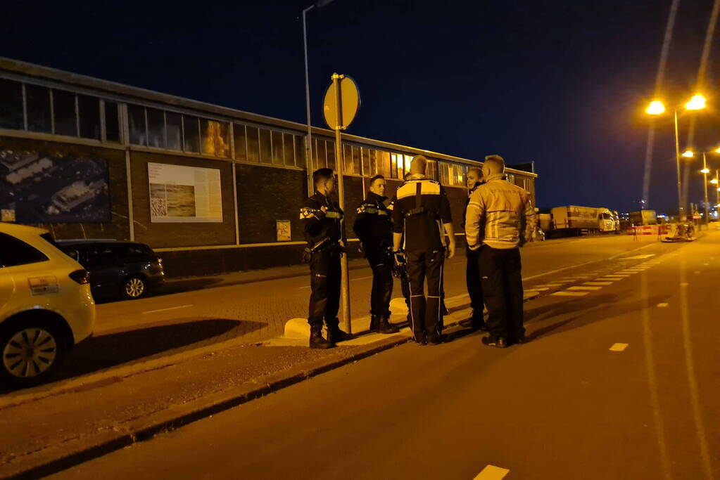 Auto met twee inzittenden de Merwedehaven ingereden