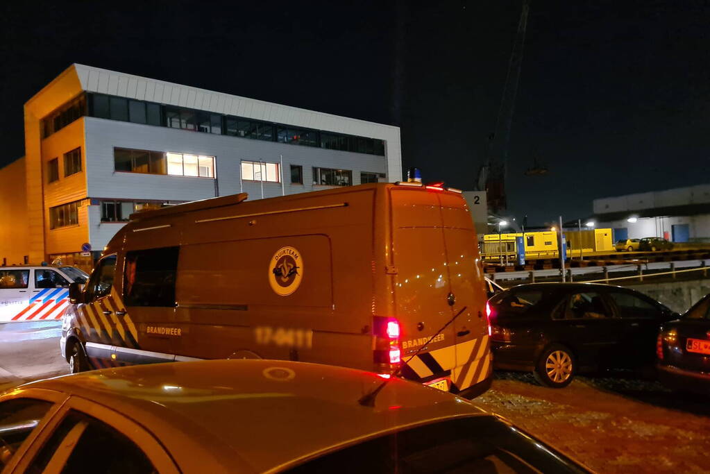 Auto met twee inzittenden de Merwedehaven ingereden