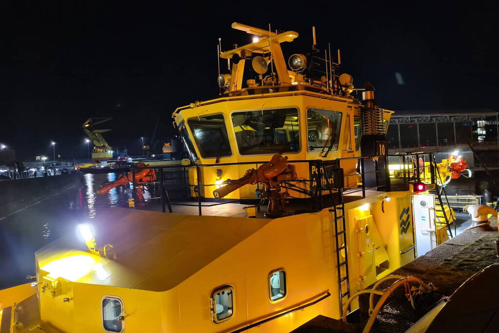 Auto met twee inzittenden de Merwedehaven ingereden