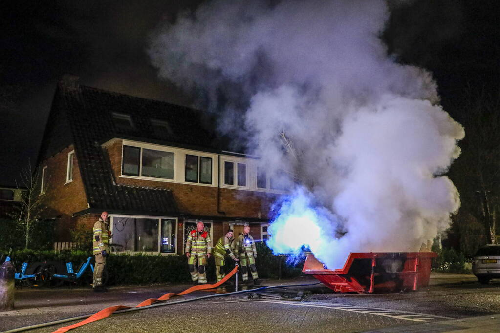 Vonken en rookontwikkeling bij brand in bouwafval container