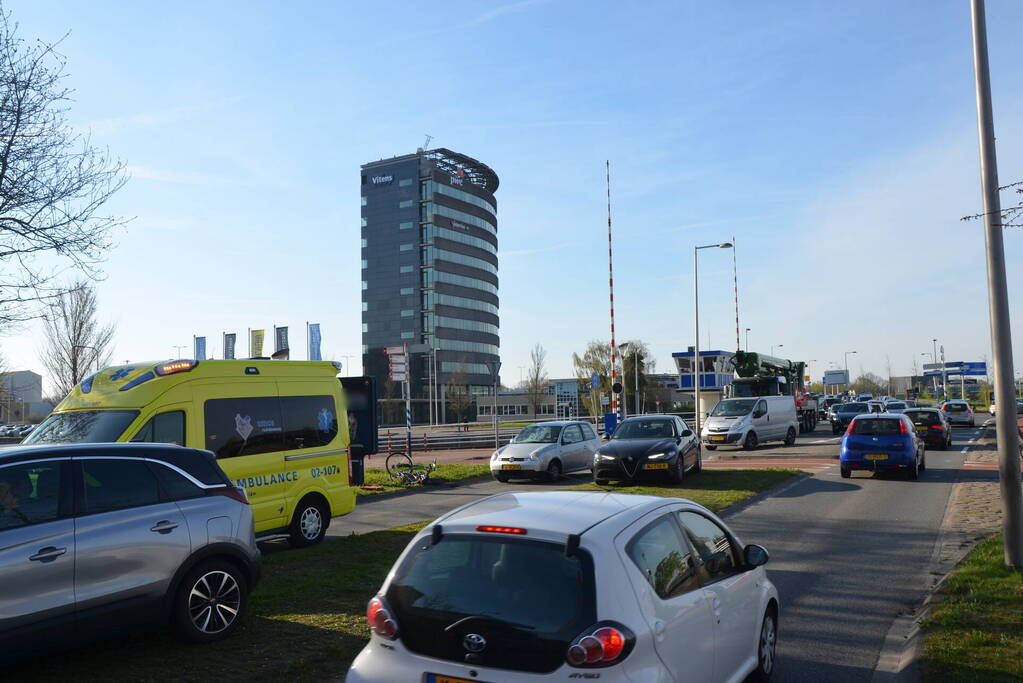 Automobilist schept E-biker op Hermesbrug