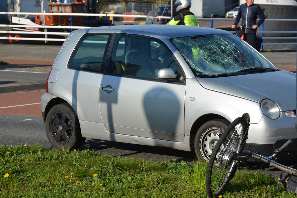 Automobilist schept E-biker op Hermesbrug