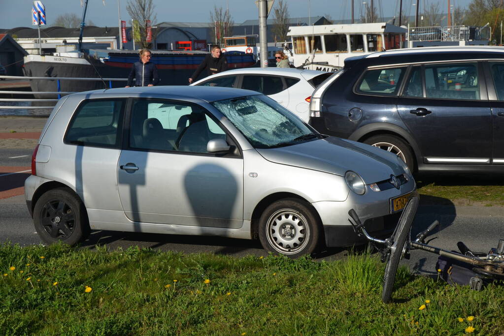 Automobilist schept E-biker op Hermesbrug