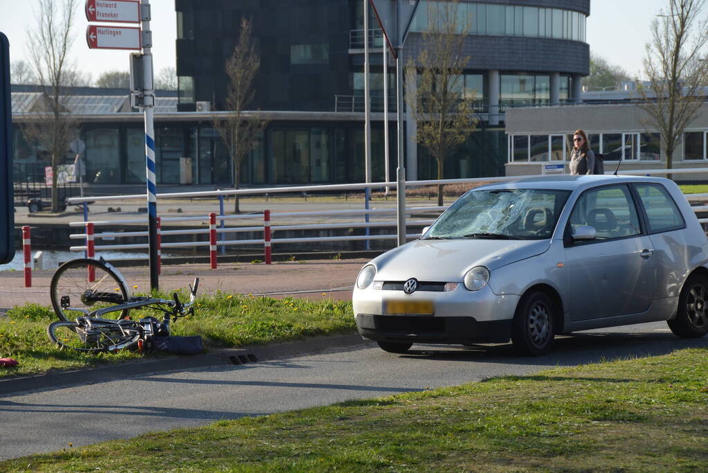 Automobilist schept E-biker op Hermesbrug