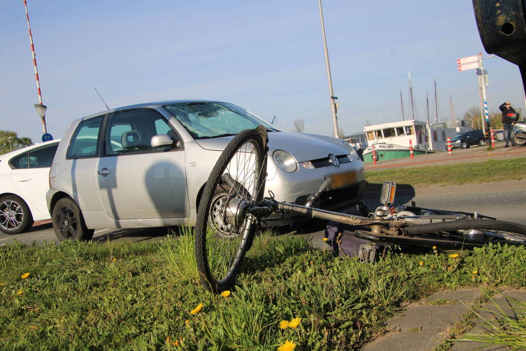 Automobilist schept E-biker op Hermesbrug