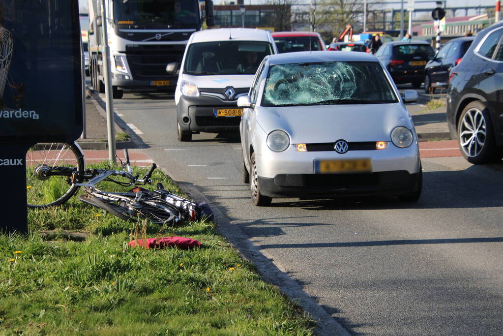 Automobilist schept E-biker op Hermesbrug