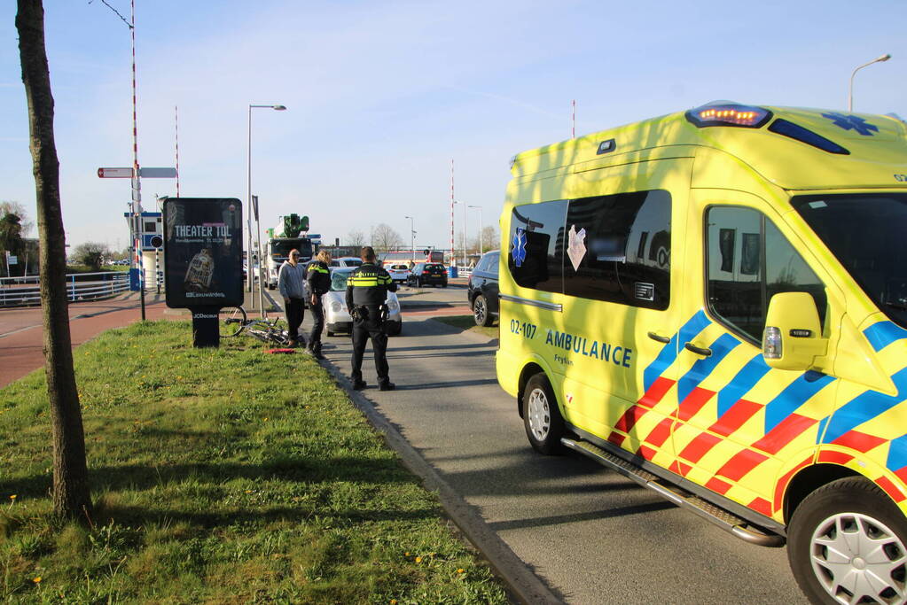 Automobilist schept E-biker op Hermesbrug