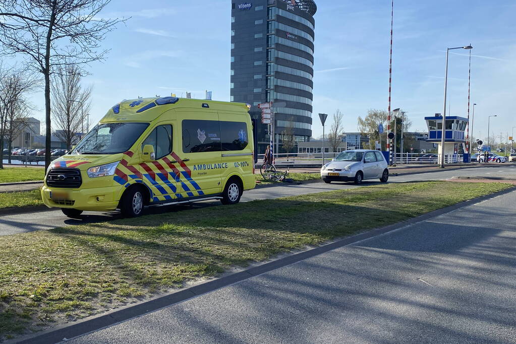 Automobilist schept E-biker op Hermesbrug